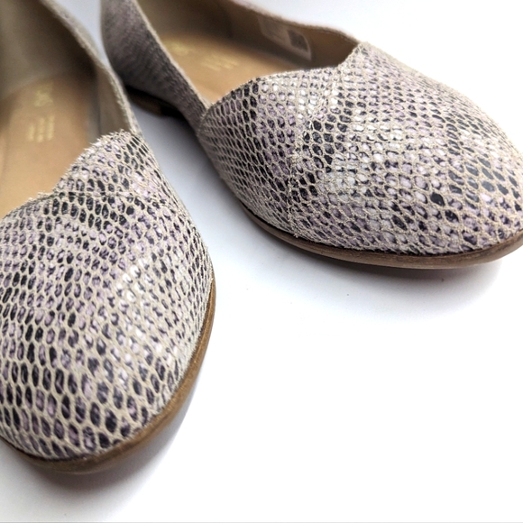 🤎5/$25🤎TOMS Gray Reptile Print Flats - Picture 4 of 7